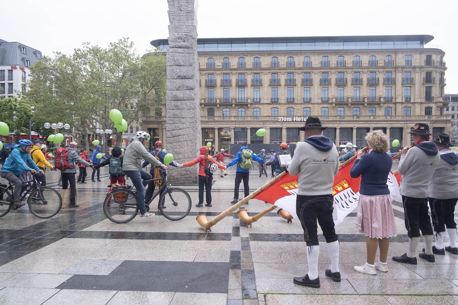 Jubil%C3%A4iums-Flashmob auf dem Roncalliplatz in K%C3%B6ln / Fotos: Simone und Marian Szymanski