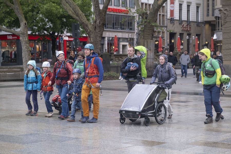 Jubil%C3%A4iums-Flashmob auf dem Roncalliplatz in K%C3%B6ln / Fotos: Simone und Marian Szymanski