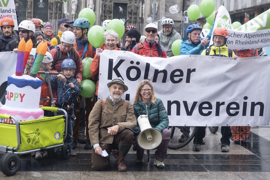 Jubil%C3%A4iums-Flashmob auf dem Roncalliplatz in K%C3%B6ln / Fotos: Simone und Marian Szymanski