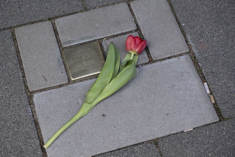 Stolperstein-Spaziergang / Foto: DAV/Simone Szymanski