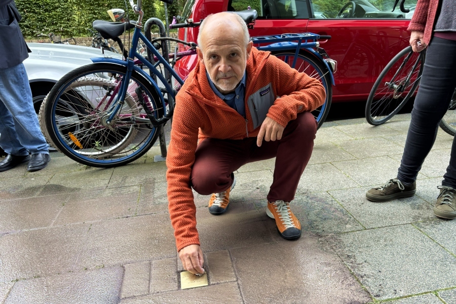 Kalle Kubatschka putzt den frisch verlegten Stolperstein / Foto: Stephan Ling/DAV Rheinland-K%C3%B6ln