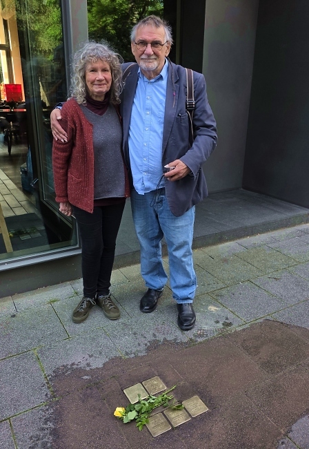 Helen und Paul Martins mit den Stolpersteinen f%C3%BCr die Gro%C3%9Fmutter und die Mutter / Foto: Kalle Kubatschka/DAV Rheinland-K%C3%B6ln