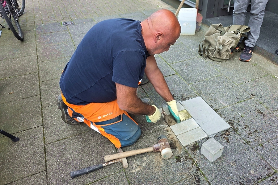 Ein Mitarbeiter der Stadt K%C3%B6ln verlegt den Stolperstein f%C3%BCr Josef Rosenbaum / Foto: Kalle Kubatschka/DAV Rheinland-K%C3%B6ln