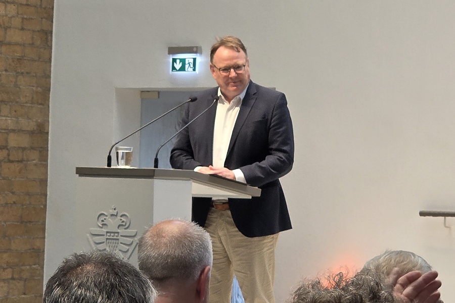 Oberb%C3%BCrgermeister Torsten Burmester bei seiner Begr%C3%BC%C3%9Fung / Foto: DAV Rheinland-K%C3%B6ln/Kalle Kubatschka